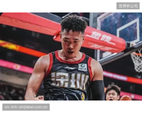 深圳队本赛季成为最大黑马，贺希宁与史密斯的后场组合火力全开。